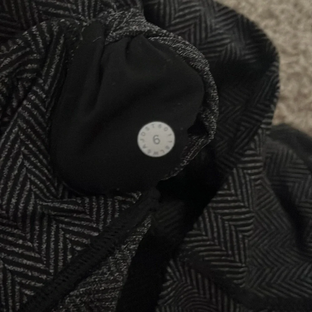 BLACK AND GREY CHEVRON LULULON LEGGING - Picture 4 of 4